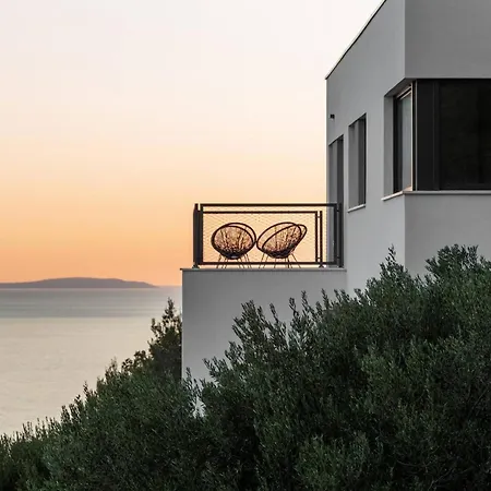 Luxury Ovation Heated Pool Sea View