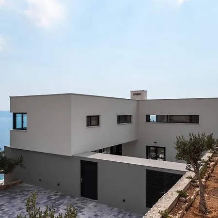 Luxury Ovation Heated Pool Sea View