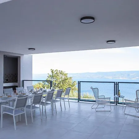 Luxury Ovation Heated Pool Sea View